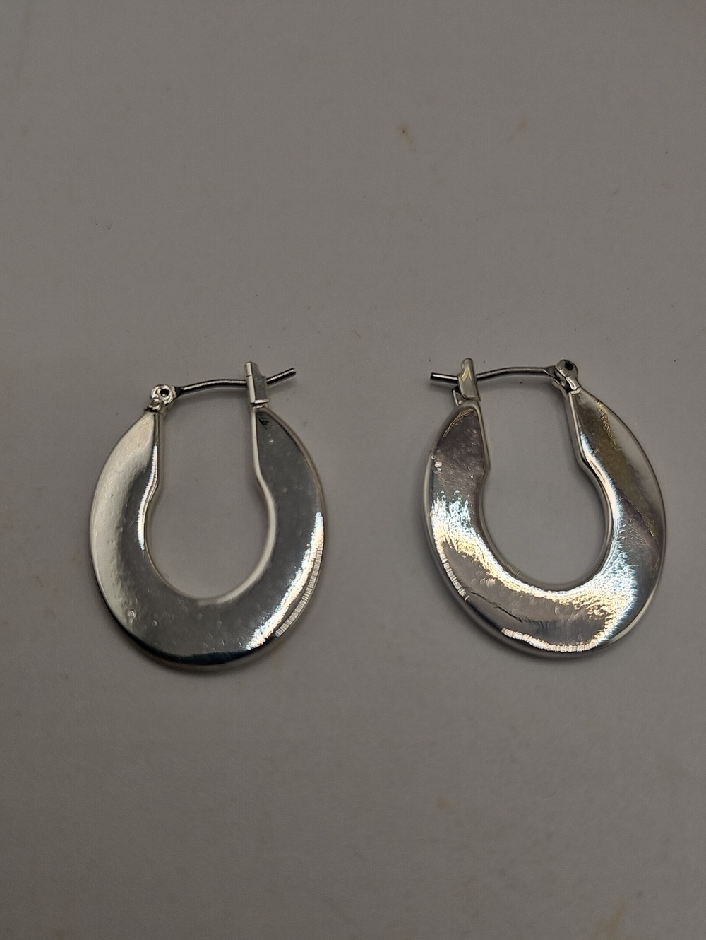 Silver Polished Flat Hoop Earrings - Women's Jewelry. LC. MINAMALIST